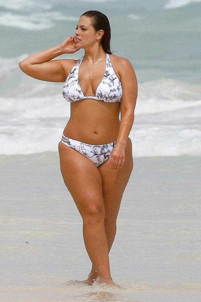 She looks really massive, when not photoshopped 