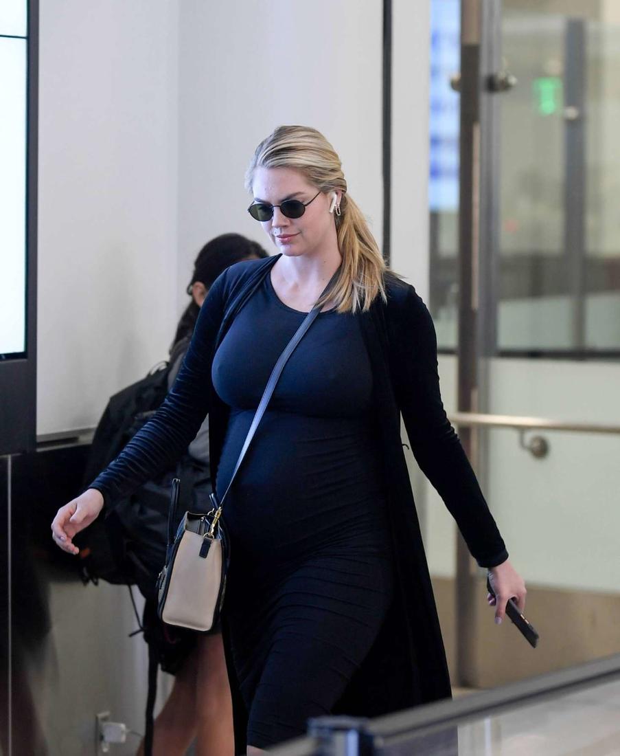 Kate-Upton-in-Black-Dress-at-LAX-airport--03.jpg.