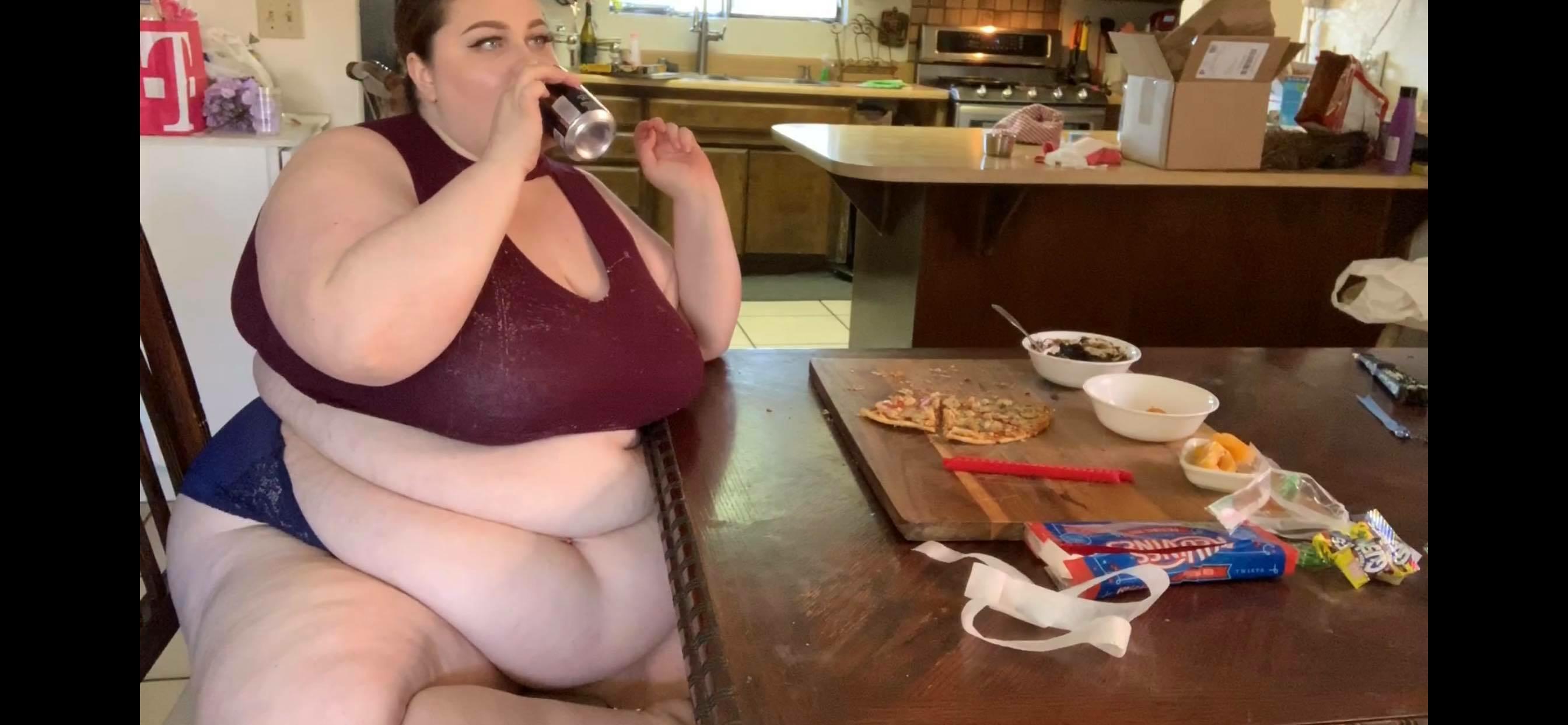 Pizza, snacks, cola and YUM! - Video Clips - Curvy BBW - Curvage