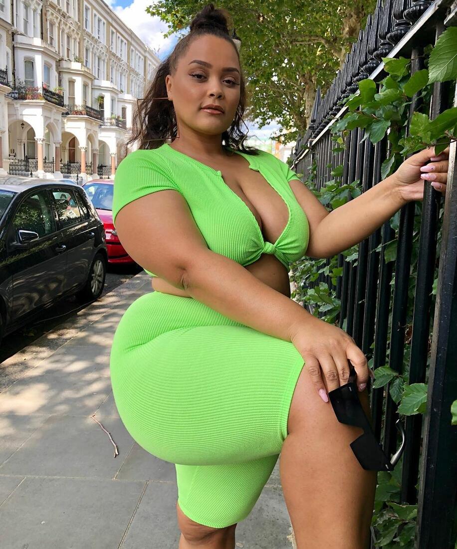 Proving again she is one of the hottest thicc women in the UK. 