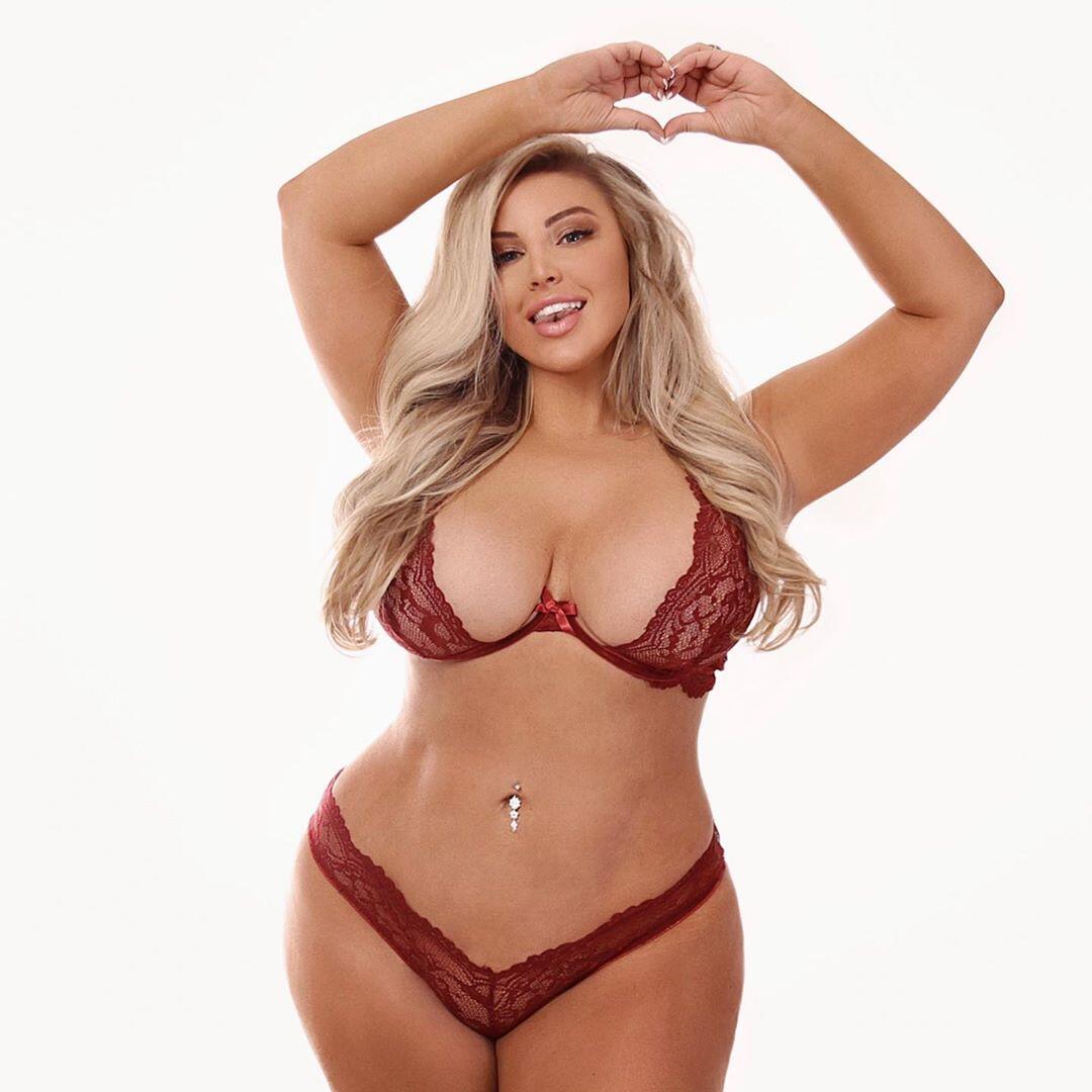 Ashley Alexiss: Thick Glamour Model.