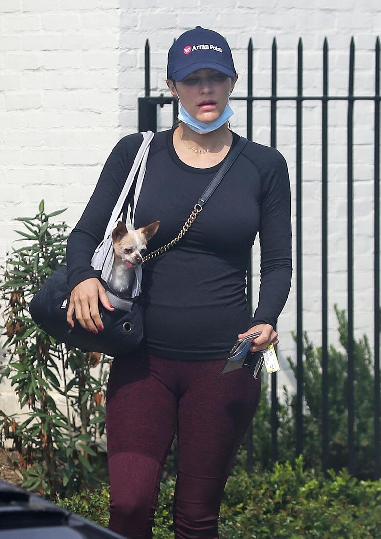 https://forum.phun.org/threads/katharine-mcphee-out-with-her-dog-in-monteci...