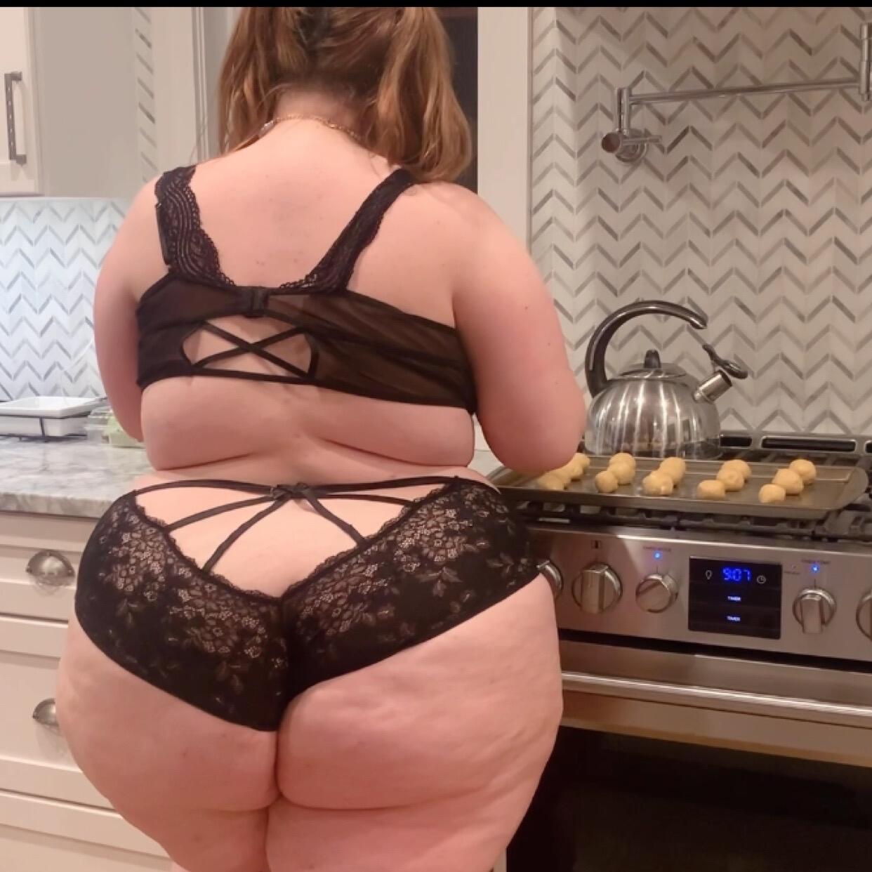 Bake with me - Video Clips - SSBBW - Curvage