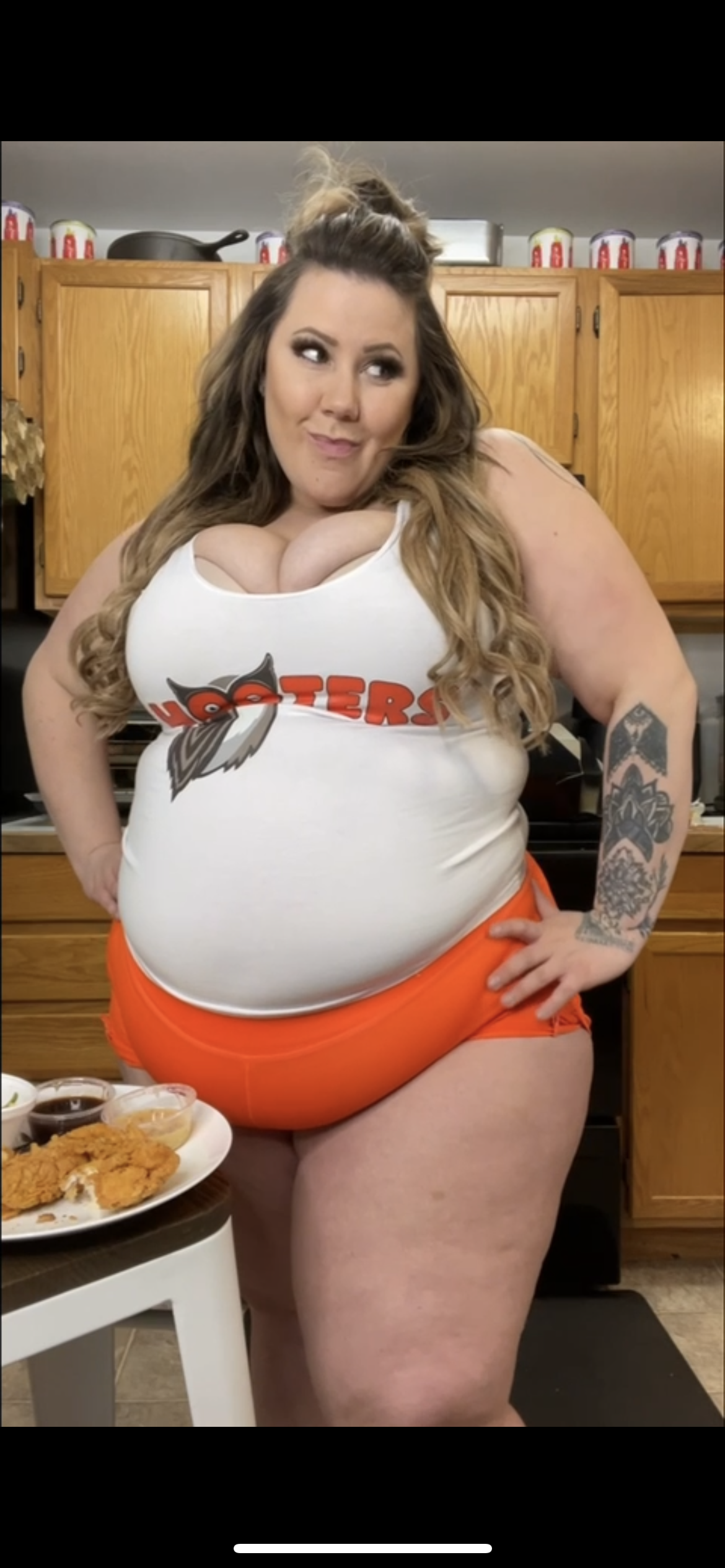 Hooters - Video Clips - Weight Gain - feeder/feedee - Curvage