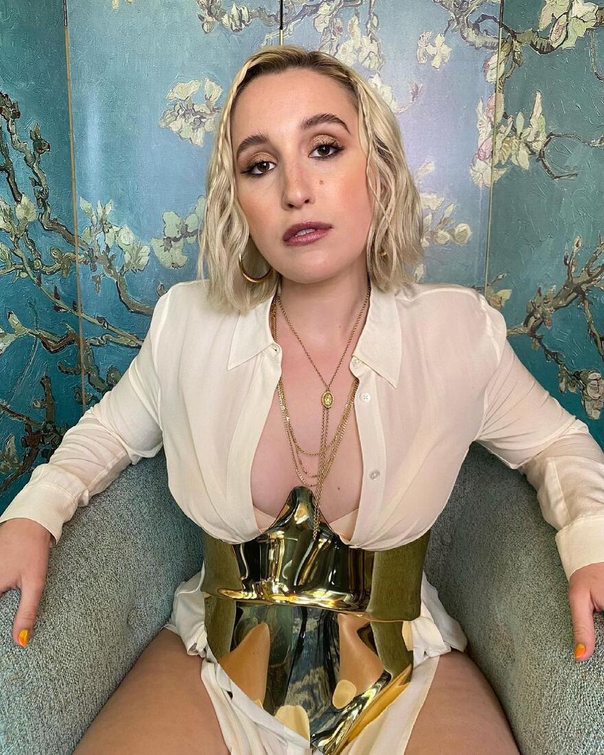 Harley Quinn Smith - Celebrities - Curvage