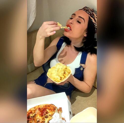 Piggy’s Pizza - Video Clips - Weight Gain - feedefeedee - Curvage
