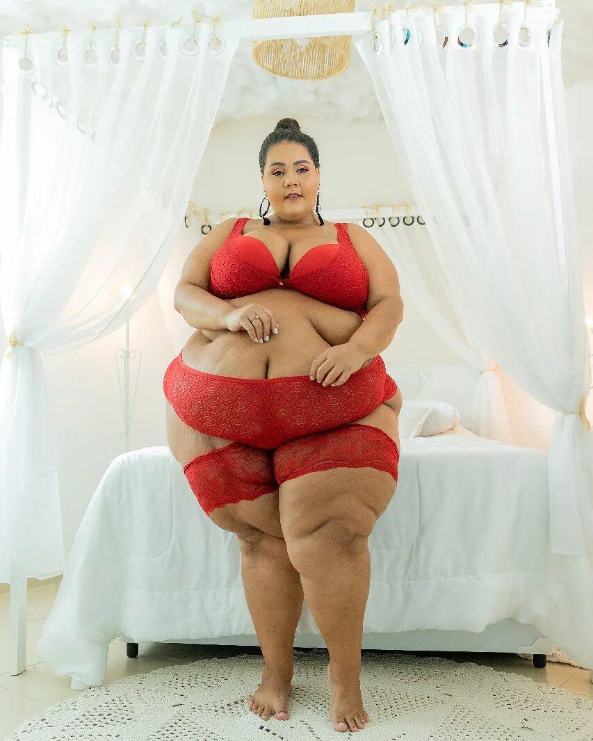 Renally Gabrielly - Plus-Size Models - Curvage