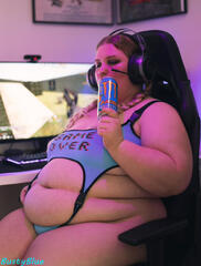 Feedee gamer girl