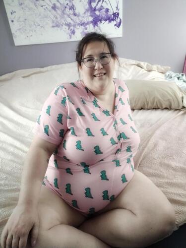 Your cute, chubby girlfriend sends you pics before the sleepover (Part 1)