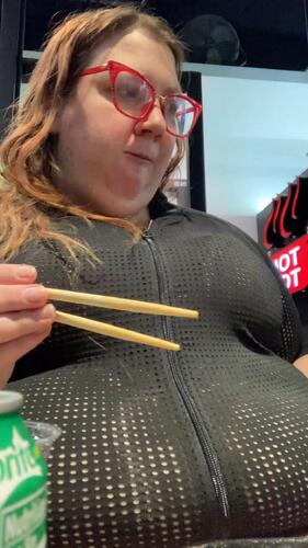 POV SSBBW Eats in Public